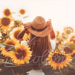 Frau mit Hut im Sonnenblumenfeld