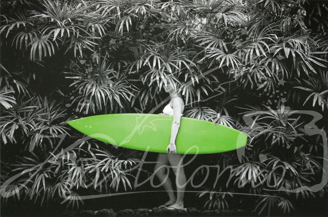 Frau mit Surfbrett
