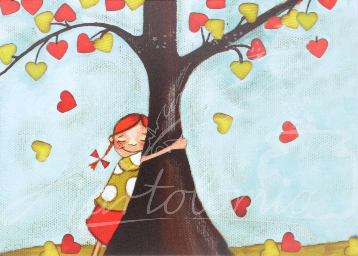 Mädchen umarmt Herzbaum